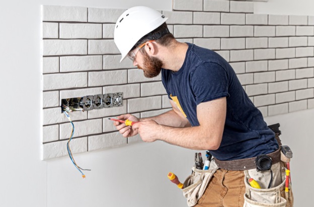 برقکار ساختمان و درآمد