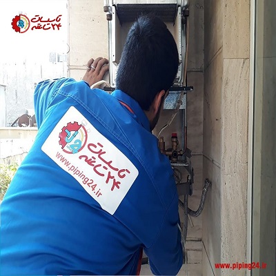 سرویس کار و تعمیرکار پکیج تاسیسات 24 ساعته در حال سرویس پکیج