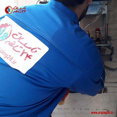 تعمیرکار پکیج تاسیسات 24 ساعته در حال تعمیر پکیج ایران رادیاتور