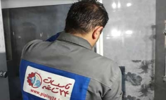 جابجایی کابین وان جکوزی سونا آپارتمانی نصب و راه اندازی کابین های مخصوص دوش، سونا، جکوزی و یا ترکیب این موارد این روزها در خانه های لوکس طرفداران زیادی دارد. بخصوص اینکه نه تنها مصرف آب زیادی ندارند بلکه در صرفه جویی در مصرف آب هم تا حدود زیادی موثر بوده و مزایای سلامتی و بهداشتی فراوانی هم برای آنها بر شمرده شده است. اما یکی از عمده نگرانی های دارندگان این نوع کابین ها امکان جابه جا کردن آنها است. زمانی برای نصب کابین جکوزی سونا آپارتمانی خود قطعا هزینه زیادی انجام داده اند و با شوق فراوان از آن استفاده کرده اند و وقتی از این وسیله استفاده شود، انگار زندگی بدون آن مشکل می شود. اما نیاز به نگرانی نیست. خوبی اتاقک ها و یا کابین های های مختلف به امکان جابه جا کردن و انتقال آنها است. برخلاف تصور و توصیه برخی از کارشناسان در مورد عدم جابه جایی این کابین ها و احتمال آسیب دیدن آن، اگر این کار توسط افراد خبره انجام شود به راحتی امکان پذیر بوده و هیچ مشکلی هم برای آنها پیش نخواهد آمد.   برای شفاف شدن این موضوع طریقه جابه جایی یک کابین وان جکوزی سونا آپارتمانی را که توسط همکاران ما انجام شده با هم مرور خواهیم کرد تا هم نحوه جابه جا کردن کابین وان جکوزی سونا آپارتمانی را به شما آموزش دهیم و هم اینکه امکان سنجی این موضوع را به خود شما واگذار کرده باشیم. ضمن اینکه اگر شما هم از جمله افرادی هستید که در خانه خود از کابین وان جکوزی سونا خانگی استفاده می کنید و نیاز به تیمی متخصص داشتید به تجربه و تخصص ما اعتماد کنید. نحوه جابجایی کابین وان جکوزی سونا آپارتمانی بنا به درخواست یکی از مشتریان به خانه ای در فرمانیه مراجعه شد که در این خانه کابین وان جکوزی از نوع ترکیبی نصب شده بود و مشتری دوست داشت آن را به منزل جدید خود در آیت ا... کاشانی انتقال دهد.  این کابین های ترکیبی نه تنها از وان جکوزی استفاده می کنند و نیز به شناخت مراحل نصب جکوزی را دارند بلکه به دلیل استفاده از ژنراتور بخار باید به تجهیزات نصب سونا خانگی نیز آشنا باشید. مهم ترین نکته در هنگام جابه جایی کابین وان جکوزی سونا دار این است که اغلب به دلیل حجیم بودن این کابین ها باید بتوانید آنها را از هم باز و یا به اصطلاح دمونتاژ کنید. ضمن اینکه باید محل نصب کابین را ابتدا بررسی کرده باشید و امکان نصب کابین وان جکوزی سونا دار در محیط جدید را برآورد کرده باشید.   مکان مورد نظر باید عایق درستی ترجیحا داشته باشد، برق مناسب و توان تحمل وزن کابین و وان پر آب را داشته باشد. قبلا در مقاله نصب کابین وان جکوزی سونا آپارتمانی توضیح داده شد که شرایط نصب به چه صورت است و چگونه باید یک کابین را نصب کنید. عمدتا کابین های دارای وان جکوزی و سونا حجم زیادی دارند، به همین دلیل کارشناسان ما هم در گروه تاسیسات 24 ساعته ابتدا امکانسنجی جابه جایی را بررسی کردند و سپس کابین را دمونتاژ کردند. مراحل دمونتاژ کابین وان جکوزی سونا آپارتمانی به شرح زیر است: •	ابتدا دیواره های پایین کابین را باز کردیم •	سپس باید درب جلویی کابین وان جکوزی را باز می کردیم. این درب ها و دیوارها همه بوسیله پیچ های مخصوص به هم اتصال داده شده بودند   باز کردن درب و دیواره جلو کابین وان جکوزی سونا دار •	سپس سقف کابین را باز کردیم •	بعدا باید بررسی می کردیم که شیلنگ آب و یا بخار به دیوارهای کناری کابین نباشد. اگر بود باز کنید. در این کابین اتصالی به دیواره ها نبود •	سپس اگر جعبه ژنراتور در کنار کابین قرار دارد باید ابتدا جعبه ژنراتور را باز کنید که به همراه ژنراتور و سایر اتصالات برقی و آب و بخار باید باز شود. جعبه نمونه کابین ما در پشت کابین قرار داشت.   موتور بخار کابین وان جکوزی •	مرحله بعدی باز کردن دیواره های کناری بود. •	اقدام بعدی باز کردن وان جکوزی کابین بود. برخی از این جکوزی ها بر روی پایه های مخصوص و برخی به بدنه اصلی اتصال دارند. یعنی با باز کردن درب جلویی کابین و دیواره های کناری عملا سه طرف نگهدارنده وان جکوزی هم باز شده اند. اما اگر بر روی پایه خود باشد خیلی تاثیری باز کردن دیواره ها بر وان جکوزی ندارد. در نمونه کابینی که کارشناسان ما باز کردند وان جکوزی بر روی پایه خود بود و البته به بدنه هم اتصال داشت.   باز کردن سقف و دیواره های کناری کابین  •	در مرحله بعدی باید کابین را به جلو بکشید و تمامی شیلنگ های بخار، آب و اتصالات دیگر مانند شیرآلات را باز کنید. سعی کنید حتی المقدور سیم کشی کابین را دست نزنید. تعداد شیلنگ های بخار و آب بسته به نوع کابین متفاوت است. البته خیلی هم نیازی به باز کردن این اتصالات نیست مشروط به اینکه به خوبی مهار شوند.   نمایی از پشت کابین وان جکوزی سونا آپارتمان تمامی این تجهیزات که باز شد یک کابین کاملا دمونتاژ داشتیم که به راحتی و با رعایت شرایط ایمنی قابل حمل بود. خیلی مراقب باشید که در زمان حمل آسیبی به لبه ها و یا محل های اتصال دیوارها به هم ایجاد نشود.   تصوری از قطعات مختلف کابین وان جکوزی سونا دار دمونتاژ شده کابین وان جکوزی سونا آپارتمانی معمولا نیازی به چسب سیلیکونی ندارد و به خودی خود آب بندی انجام می دهد. اما در صورت آسیب دیدن و یا حتی خط و خش می تواند از آب بندی بیفتد و ممکن است امکان آب بندی آن مشکل باشد. مراحل مونتاژ کردن و نصب کابین وان جکوزی سونا آپارتمانی در مکان جدید پس از اینکه این کابین وان جکوزی سونا خانگی از هم باز شد مرحله اول بررسی وضعیت محل نصب بود که همانگونه که گفته شد محل باید کاملا عایق باشد، تحمل وزن بالای کابین را داشته باشد و امکانات مورد نیاز مانند برق، لوله کشی آب گرم و سرد و لوله کشی فاضلاب را داشته باشد. کابین وان جکوزی سونا خانگی نیاز به انشعاب فاضلاب مستقل، یک انشعاب مستقل آب و یک پریز مستقل برق دارد. اگر هر یک از این موارد نبود باید برای لوله کشی آب گرم و سرد و فاضلاب با تکنسین تاسیسات و برای تامین برق مورد نیاز در صورت لزوم ما متخصص برق کار تماس بگیرید.   قبلا در مقاله ای جداگانه مراحل نصب کابین دوش و وان جکوزی آپارتمانی کاملا و قدم به قدم تشریح شد و دوستانی که نیاز به نصب این نوع کابین ها دارند می توانند این مقاله را مطالعه کنند. ضمنا انواع دیگر کابین ها هم مانند نصب کابین دوش و یا اتاقک دوش را هم در مقلات مختص خود می توانید مطالعه کنید. اما کارشناسان گروه تاسیسات 24 ساعته کابین را در محل مورد نظر به صورت زیر استقرار و راه اندازی مجدد کردند: •	ابتدا باید دیواره پشتی وان جکوزی سونا خانگی اتصال داده می شد. چراکه بعد از نصب امکان جابه جایی کابین سخت می شد. •	سپس ژنراتور را اتصال دادیم و لوله آب و بخار را در جای خود با دقت و بصورت آب بندی اتصال دادیم و به چند راهه مخصوص پخش بخار لوله تامین بخار اتصال داده شد و یک انشعاب هم به چند راهه پخش کننده آب اتصال داده شد.   نمایی از چند راهه آب و بخار در پشت کابین وان جکوزی سونا آپارتمانی •	درست مطابق روشی که لوله ها و شیلنگ ها باز شده بود لوله های تامین آب برای قسمت های مختلف و ورودی بخار کابین در فضاهای مورد نیاز اتصال داده شدند. •	سیم برق کابین وان جکوزی سونا دار بررسی شد و بصورت صحیح مهار شد.   نصب صحیح لوله های بخار و آب کابین وان جکوزی سونا خانگی •	جکوزی در محل خود قرار داده شد و سیفون آن بسته شد و به فاضلاب هدایت شد. جکوزی دارای پایه های قابل تنظیم بود که بوسیله آن می شد کار تراز کردن وان جکوزی را بعدا انجام داد •	دیوارهای سمت راست و چپ کابین را در جای خود اتصال دادیم •	سقف کابین را بعد از نصب دیوارها در جای خود اتصال دادیم.   نصب دیواره ها و سقف کابین وان جکوزی سونا آپارتمانی •	کابین دو دیواره نصفه در جلو و یک درب کشویی داشت . ابتدا باید دیواره های جلویی اتصال داده می شد و بعدا درب شیشه ای در ریل مخصوص کابین جاسازی و توسط بست های مخصوص خود کابین اتصال داده می شد. •	توسط پایه های تنظیم کابین وان جکوزی سونا آپارتمانی در جای خود دقیقا تراز و صاف شد.   تراز کردن و نصب دیواره های پایین کابین •	دیواره های پایین کابین که کار پوشاندن وان جکوزی را بر عهده داشتند و پایه ها را پنهان می کردند به در جای خود بسته شدند. این دیواره ها از اطراف به دور خود کابین اتصال داده می شوند. •	در نهایت اقدام به نصب شیرآلات داخل کابین وان جکوزی سونا دار شد.  •	ژنراتور و برق کابین بررسی و تست شد و به مشتری تحویل داده شد.   کابین نصب شده در محل جدید در نظر داشته باشید که امکانات، تجهیزات و نقشه ساخت هر یک از کابین های وان جکوزی که به سونا هم مجهز است ممکن است با هم متفاوت باشد و بهتر است به خوبی به روش نصب کابین وان جکوزی سونا آپارتمانی آشنا باشید و یا دستورالعمل نصب آن را مشاهده کنید. هرچند در هر صورت توصیه می شود که حتما این کار توسط کارشناسان خبره انجام شود. اگر کابین وان جکوزی سونا خانگی کوچک باشد و ابعاد زیادی نداشته باشد همانند یخچال و یا کولر آبی می توانید با احتیاط و بدون دمونتاژ کردن هم آنها را انتقال دهید هرچند این موضوع ریسک جابه جایی کابین را به شدت بالا می برد و کار البته دشواری هم هست. سابقه و تخصص کارشناسان ما در گروه تاسیسات 24 ساعته در حوزه های تاسیساتی خانگی و اداری و صنعتی از گروه ما یک گروه حرفه ای و متعهد ساخته تا بتوانیم تمامی نیازهای تاسیساتی و نصب تجهیزات بهداشتی خانه ها و ادارات مختلف را به راحتی در هر گوشه از تهران با سیاست گذاری درست و استقرار کارشناسان خود در تمامی نقاط تهران به راحتی و با ضمانت عهده دار باشیم.   کابین وان جکوزی سونا آپارتمانی نصب شده توسط همکاران ما سوابق کاری ما در نصب انواع کابین دوش، اتاقک دوش، نصب وان جکوزی کابین دار و سونا دار و ساده و ... مبین این موضوع است که طیف تخصص ما گستردگی زیادی دارد و رضایت بالای مشتریان ما که در صفحه سوابق کاری ما کاملا مشهود، قابل استناد و پیگیری است نیز نشان دهنده تعهدات و توان بالای اجرای مجریان متخصص و حرفه ای ما است. شما هم می توانید در صورت نیاز به جابه جایی و یا نصب انواع کابین وان جکوزی سونا آپارتمانی و یا انواع سونا و جکوزی و تجهیزات بهداشتی و همچنین در صورت داشتن هرگونه سوال و نیازهای مشاوره ای با کارشناسان ما در گروه تاسیسات 24 ساعته در تماس باشید. 
