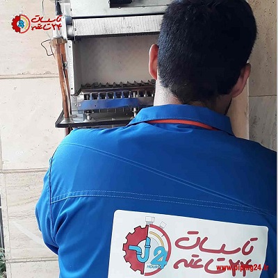 تعمیرکار تاسیسات 24 ساعته در حال تعمیر پکیج